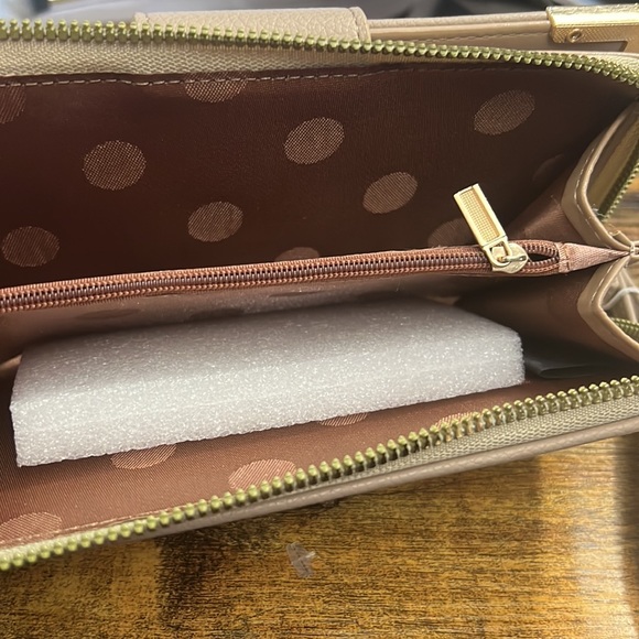 NWT WOMEN'S BIEGE CHIC UNLIMITED ZIP AROUND FRONT FLAP WALLET LEATHER WRISTLET - Picture 4 of 5